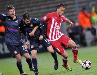 Bordeaux' forward Marouane Chamakh (R) vies with Lyon' forward Cesar Delgado (C) and midfielder Jeremy Toulalan (L) on April 7, 2010 during their Champions League quarter final football in Bordeaux. AFP PHOTO Bordeaux' forward Marouane Chamakh (R) vies with Lyon' forward Cesar Delgado (C) and midfielder Jeremy Toulalan (L) on April 7, 2010 during their Champions League quarter final football in Bordeaux. AFP PHOTO