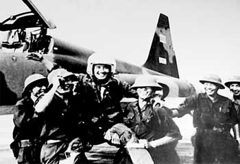 After successfully bombing Doc Lap (Independence) Palace on April 8, 1975, pilot Lieutenant Nguyen Thanh Trung (C) safely landed his F5E fighter plane on a makeshift airport in Phuoc Long Province (now part of Binh Phuoc Province) (File photo) After successfully bombing Doc Lap (Independence) Palace on April 8, 1975, pilot Lieutenant Nguyen Thanh Trung (C) safely landed his F5E fighter plane on a makeshift airport in Phuoc Long Province (now part of Binh Phuoc Province) (File photo)