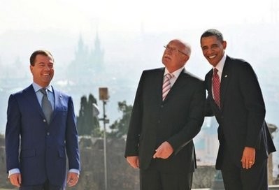 US President Barack Obama (R) with his Czech counterpart Vaclav Klaus (C) and Russian President Dmitry Medvedev at Prague Castle. AFP photo US President Barack Obama (R) with his Czech counterpart Vaclav Klaus (C) and Russian President Dmitry Medvedev at Prague Castle. AFP photo