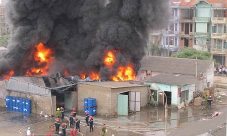 Firefighters attempt to bring an inferno under control at a Dinh Vang Company warehouse in Hanoi’s Ha Dong District on April 8 (Photo: Tuoi Tre) Firefighters attempt to bring an inferno under control at a Dinh Vang Company warehouse in Hanoi’s Ha Dong District on April 8 (Photo: Tuoi Tre)
