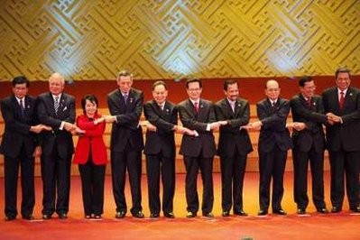 Southeast Asian leaders hold hands during the opening ceremony for the 16th ASEAN Summit in Hanoi April 8, 2010. (AFP Photo) Southeast Asian leaders hold hands during the opening ceremony for the 16th ASEAN Summit in Hanoi April 8, 2010. (AFP Photo)