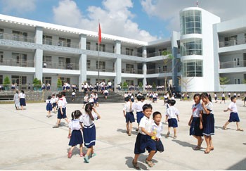 Students of Nguyen Van Troi primary school, District 4, HCMC during break. Active participation from families and society at large is needed in creating conditions for children to learn empathy and express themselves in healthier ways. (Photo: Mai Hai) Students of Nguyen Van Troi primary school, District 4, HCMC during break. Active participation from families and society at large is needed in creating conditions for children to learn empathy and express themselves in healthier ways. (Photo: Mai Hai)
