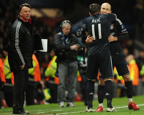 Louis van Gaal (L) and his players celebrate a goal during the match against Manchester United at Old Trafford on April 7 (AFP photo) Louis van Gaal (L) and his players celebrate a goal during the match against Manchester United at Old Trafford on April 7 (AFP photo)
