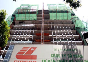 A view of the office building under construction at 25 Bis Nguyen Thi Minh Khai Street in District 1, HCMC. Two workers were badly injured when an explosion occurred in the basement area on April 9. (Photo: VnExpress) A view of the office building under construction at 25 Bis Nguyen Thi Minh Khai Street in District 1, HCMC. Two workers were badly injured when an explosion occurred in the basement area on April 9. (Photo: VnExpress)