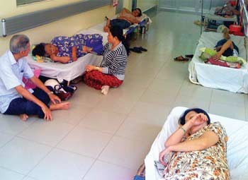 Patients suffering from severe diarrhea are treated at the HCMC Tropical Diseases Hospital on April 9. After the city’s third cholera case of the year was confirmed, the Health Department has asked all district health authorities to prevent a possible epidemic. (Photo: SGGP) Patients suffering from severe diarrhea are treated at the HCMC Tropical Diseases Hospital on April 9. After the city’s third cholera case of the year was confirmed, the Health Department has asked all district health authorities to prevent a possible epidemic. (Photo: SGGP)