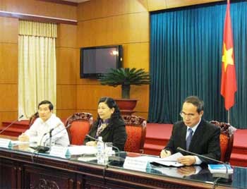 National Assembly Deputy Chairperson Tong Thi Phong (C) presides over an April 9 meeting in Hanoi to discuss the results of a recent inspection of higher education institutions by an NA supervisory team (Photo: Chinhphu.vn National Assembly Deputy Chairperson Tong Thi Phong (C) presides over an April 9 meeting in Hanoi to discuss the results of a recent inspection of higher education institutions by an NA supervisory team (Photo: Chinhphu.vn
