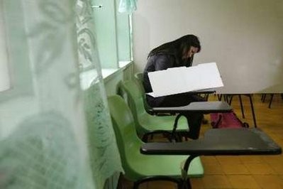 A Filipino woman fills in the ballot at a polling station in Hong Kong April 10, 2010. (AFP) A Filipino woman fills in the ballot at a polling station in Hong Kong April 10, 2010. (AFP)