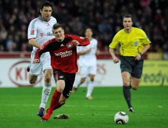 Leverkusen's midfielder Toni Kroos (C) looses his shoe while vieing for the ball with Bayern Munich's Dutch midfielder Mark van Bommel during the Bundesliga football match Bayer 04 Leverkusen vs FC Bayern Munich on April 10, 2010. AFP photo Leverkusen's midfielder Toni Kroos (C) looses his shoe while vieing for the ball with Bayern Munich's Dutch midfielder Mark van Bommel during the Bundesliga football match Bayer 04 Leverkusen vs FC Bayern Munich on April 10, 2010. AFP photo
