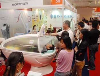 Visitors peruse exhibits at the Cosmobeauté Vietnam event in HCMC in 2008. (Photo: eva) Visitors peruse exhibits at the Cosmobeauté Vietnam event in HCMC in 2008. (Photo: eva)