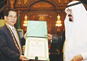 Saudi Arabia's King Abdullah presents the Abdul Aziz Order to President Nguyen Minh Triet during his three-day visit to Saudi Arabia. Photo: Vietnam News Agency Saudi Arabia's King Abdullah presents the Abdul Aziz Order to President Nguyen Minh Triet during his three-day visit to Saudi Arabia. Photo: Vietnam News Agency