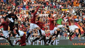 AS Roma players celebrate after their team defeated Atalanta to take the lead of the Italian Serie A football championship on April 11, 2010. AFP PHOTO AS Roma players celebrate after their team defeated Atalanta to take the lead of the Italian Serie A football championship on April 11, 2010. AFP PHOTO