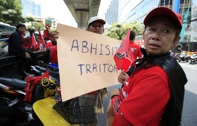 Anti-government protesters head up to Prime Minister Abhisit Vejjajiva's residence, Monday, April 12, 2010 in Bangkok, Thailand. Anti-government protesters head up to Prime Minister Abhisit Vejjajiva's residence, Monday, April 12, 2010 in Bangkok, Thailand.