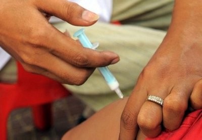 A Cambodian child (R) receives a vaccine for A-H1N1 along a street in Phnom Penh on April 1. (AFP Photo) A Cambodian child (R) receives a vaccine for A-H1N1 along a street in Phnom Penh on April 1. (AFP Photo)