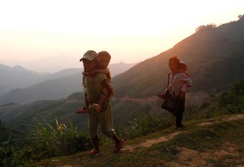 Children go to school since early morning to avoid scorching heat in the central region in March (Photo: VnExpress) Children go to school since early morning to avoid scorching heat in the central region in March (Photo: VnExpress)