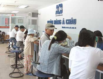 Customers perform transactions at an ACB bank in Da Nang City. The bank April 12 announced it would earmark VND20 trillion to make loans available to businesses at around 14 percent per year. (Photo: danang.gov.vn) Customers perform transactions at an ACB bank in Da Nang City. The bank April 12 announced it would earmark VND20 trillion to make loans available to businesses at around 14 percent per year. (Photo: danang.gov.vn)