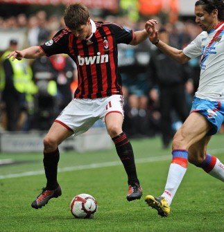 AC Milan's Dutch forward Klaas-Jan Huntelaar controls the ball against Catania's defender Christian Terlizzi during their Italian Serie A football match on April 11, 2010 at Milan's San Siro comunal stadium. AFP photo AC Milan's Dutch forward Klaas-Jan Huntelaar controls the ball against Catania's defender Christian Terlizzi during their Italian Serie A football match on April 11, 2010 at Milan's San Siro comunal stadium. AFP photo