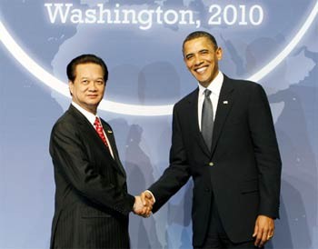 US President Barack Obama (R) welcomes Prime Minister Nguyen Tan Dung at the Nuclear Security Summit in Washington DC on April 12 (Photo: Chinhphu.vn) US President Barack Obama (R) welcomes Prime Minister Nguyen Tan Dung at the Nuclear Security Summit in Washington DC on April 12 (Photo: Chinhphu.vn)