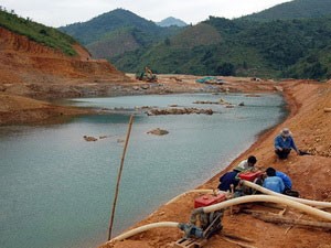 Many ancient artifacts dating back about 4,000 years have been found in Nuoc Trong reservoir in Quang Ngai Province. Many ancient artifacts dating back about 4,000 years have been found in Nuoc Trong reservoir in Quang Ngai Province.