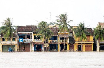 Disagreement over how to preserve the ancient town of Hoi An while developing eco-tourism in the area has left authorities at a loss (Photo: SGGP) Disagreement over how to preserve the ancient town of Hoi An while developing eco-tourism in the area has left authorities at a loss (Photo: SGGP)