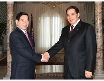 President Nguyen Minh Triet (L) is welcomed by Tunisian President Zeine Al-Abidine Ben Ali in the capital city of Tunis April 12 (Photo: VNA) President Nguyen Minh Triet (L) is welcomed by Tunisian President Zeine Al-Abidine Ben Ali in the capital city of Tunis April 12 (Photo: VNA)