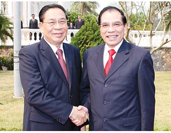 Party General Secretary Nong Duc Manh (R) meets Lao Party General Secretary and President Choummaly Sayasone in Vientiane April 13 (Photo: VNA) Party General Secretary Nong Duc Manh (R) meets Lao Party General Secretary and President Choummaly Sayasone in Vientiane April 13 (Photo: VNA)