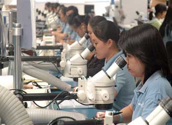 Workers at the HCMC Hi-Tech Park. Experts warn that the proportion of hi-tech products in the total export turnover has almost unchanged in the past ten years, just six percent. (Photo: tinmoi.vn) Workers at the HCMC Hi-Tech Park. Experts warn that the proportion of hi-tech products in the total export turnover has almost unchanged in the past ten years, just six percent. (Photo: tinmoi.vn)
