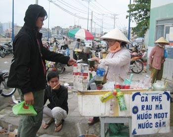 City residents couldcontract diarrhea from such roadside eateries ( Photo: Tuoi tre) City residents couldcontract diarrhea from such roadside eateries ( Photo: Tuoi tre)