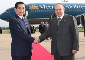 Algerian President Abdelaziz Bouteflika (R) greets visiting Vietnamese President Nguyen Minh Triet in the capital city of Algiers. (Photo: Vietnam News Agency) Algerian President Abdelaziz Bouteflika (R) greets visiting Vietnamese President Nguyen Minh Triet in the capital city of Algiers. (Photo: Vietnam News Agency)