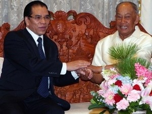 Vietnam’s Party General Secretary Nong Duc Manh visits former Lao President Khamtay Siphandone on April 14 in Vientiane (Photo: Vietnam News Agency) Vietnam’s Party General Secretary Nong Duc Manh visits former Lao President Khamtay Siphandone on April 14 in Vientiane (Photo: Vietnam News Agency)