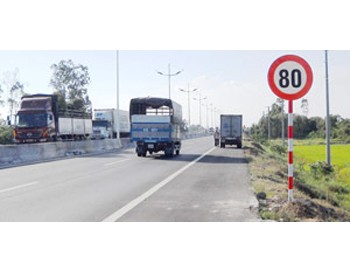 A speed limit sign along the HCMC-Trung Luong Highway (Photo: SGGP) A speed limit sign along the HCMC-Trung Luong Highway (Photo: SGGP)
