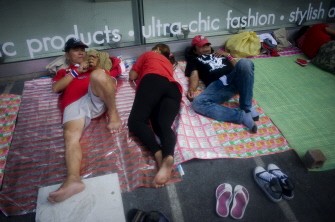 "Red Shirt" anti-government protesters sleep outside a shopping centre in the main shopping district in central Bangkok on April 15, 2010. AFP photo "Red Shirt" anti-government protesters sleep outside a shopping centre in the main shopping district in central Bangkok on April 15, 2010. AFP photo