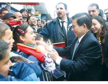 Algerian children welcome Vietnamese President Nguyen Minh Triet on Ho Chi Minh Street in Alger Capital on April 15, 2010. Algerian children welcome Vietnamese President Nguyen Minh Triet on Ho Chi Minh Street in Alger Capital on April 15, 2010.