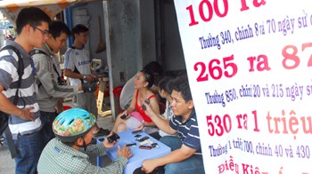 Customers buy MobiFone cards on Huynh Van Banh Street, Phu Nhuan District, HCMC (Photo: Tuoi Tre) Customers buy MobiFone cards on Huynh Van Banh Street, Phu Nhuan District, HCMC (Photo: Tuoi Tre)