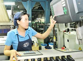 A worker at Thai Tuan Textile and Garment Co., Ltd., Ho Chi Minh City, which has recently modernized its production line to boost productivity (Photo: SGGP) A worker at Thai Tuan Textile and Garment Co., Ltd., Ho Chi Minh City, which has recently modernized its production line to boost productivity (Photo: SGGP)