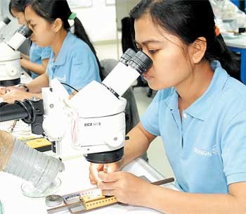 Workers at an electronics and mobile phones factory at fully Danish-owned Sonion Co., Ltd. FDI in Vietnam is forecast to increase. (Photo: SGGP) Workers at an electronics and mobile phones factory at fully Danish-owned Sonion Co., Ltd. FDI in Vietnam is forecast to increase. (Photo: SGGP)