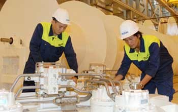 Workers at Odim, a 100 percent Norway-invested plant, which manufactures equipment for the maritime industry. Experts say FDI should be directed into the country’s major economic fields, especially agriculture and infrastructure. (Photo: SGGP) Workers at Odim, a 100 percent Norway-invested plant, which manufactures equipment for the maritime industry. Experts say FDI should be directed into the country’s major economic fields, especially agriculture and infrastructure. (Photo: SGGP)