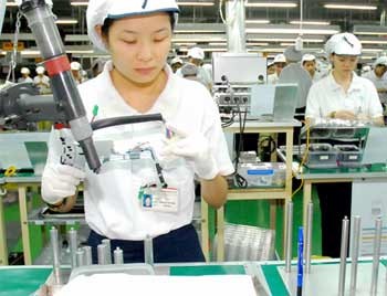 Workers at a electronics factory of Japanese-invested Nidec Tosok in Tan Thuan Export Processing Zone, Ho Chi Minh City. FDI enterprises are reported to contribute 30 percent of the country’s GDP but most focus on exploiting natural resources. (Photo: SGGP) Workers at a electronics factory of Japanese-invested Nidec Tosok in Tan Thuan Export Processing Zone, Ho Chi Minh City. FDI enterprises are reported to contribute 30 percent of the country’s GDP but most focus on exploiting natural resources. (Photo: SGGP)