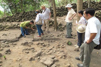 A team of international scientists study the longest rampart in Southeast Asia, located in Vietnam’s Quang Ngai Province. A team of international scientists study the longest rampart in Southeast Asia, located in Vietnam’s Quang Ngai Province.