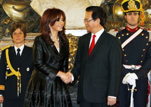 Argentine President Cristina Fernandez de Kirchner (L) greets Vietnamese PM Nguyen Tan Dung in Buenos Aires (Photo: Vietnam News Agency) Argentine President Cristina Fernandez de Kirchner (L) greets Vietnamese PM Nguyen Tan Dung in Buenos Aires (Photo: Vietnam News Agency)
