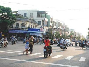 Power cuts in central Da Nang City have led to more dangerous driving conditions as traffic lights have also been shut off (Photo: Tuoi Tre) Power cuts in central Da Nang City have led to more dangerous driving conditions as traffic lights have also been shut off (Photo: Tuoi Tre)