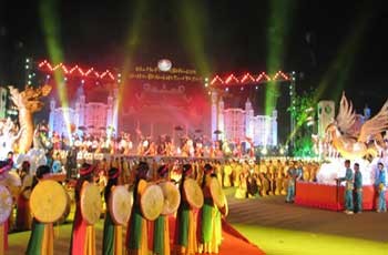 A view of the 2010 Bac Ninh Festival, which kicked off April 17 in Bac Ninh Province. (Photo: Chinhphu.vn) A view of the 2010 Bac Ninh Festival, which kicked off April 17 in Bac Ninh Province. (Photo: Chinhphu.vn)