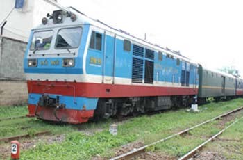 A train runs on the existing North-South route in Vietnam. At an April 17 meeting, the NA Standing Committee said plans for a new express railway project need to be improved before being submitted to the NA for consideration. (Photo: SGGP) A train runs on the existing North-South route in Vietnam. At an April 17 meeting, the NA Standing Committee said plans for a new express railway project need to be improved before being submitted to the NA for consideration. (Photo: SGGP)