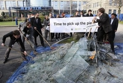 (AFP file) Protestors shovel broken glass into a pile in Bonn, western Germany during a demonstration calling on leaders to pick up the pieces of the climate summit in Copenhagen in Dec. 2009. (AFP file) Protestors shovel broken glass into a pile in Bonn, western Germany during a demonstration calling on leaders to pick up the pieces of the climate summit in Copenhagen in Dec. 2009.
