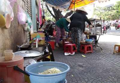 People may contract the virulent vibrio cholera virus from sidewalk food. People may contract the virulent vibrio cholera virus from sidewalk food.