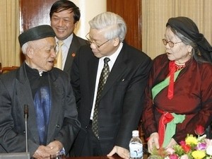 NA Chairman Nguyen Phu Trong talks with virtuosos of Bac Ninh's Quan Ho in the festival NA Chairman Nguyen Phu Trong talks with virtuosos of Bac Ninh's Quan Ho in the festival