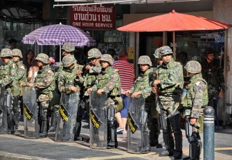 Thai soldiers stand in a line along Silom road in the financial district of Bangkok on April 20, 2010. AFP photo Thai soldiers stand in a line along Silom road in the financial district of Bangkok on April 20, 2010. AFP photo