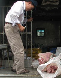 A market watchdog official in Ho Chi Minh City seizes the pork which fails to pass animal health agency inspections. (Filed photo) A market watchdog official in Ho Chi Minh City seizes the pork which fails to pass animal health agency inspections. (Filed photo)