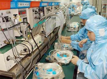 Workers at Nikkiso Vietnam Co., Ltd., a Japanese-owned factory in Tan Thuan Export Processing Zone, Ho Chi Minh City. The company makes medical devices. (Photo: SGGP) Workers at Nikkiso Vietnam Co., Ltd., a Japanese-owned factory in Tan Thuan Export Processing Zone, Ho Chi Minh City. The company makes medical devices. (Photo: SGGP)