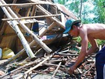This man home in Que Loc Commune is knocked down by tornado raging the Nong Son District of Quang Nam Province on April 19 (Photo: thesaigontimes) This man home in Que Loc Commune is knocked down by tornado raging the Nong Son District of Quang Nam Province on April 19 (Photo: thesaigontimes)