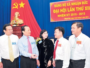 Secretary of the Ho Chi Minh City Party Committee Le Thanh Hai (2nd, L) attends a party congress in Nhuan Duc Ward in Cu Chi District (Photo:Sggp) Secretary of the Ho Chi Minh City Party Committee Le Thanh Hai (2nd, L) attends a party congress in Nhuan Duc Ward in Cu Chi District (Photo:Sggp)